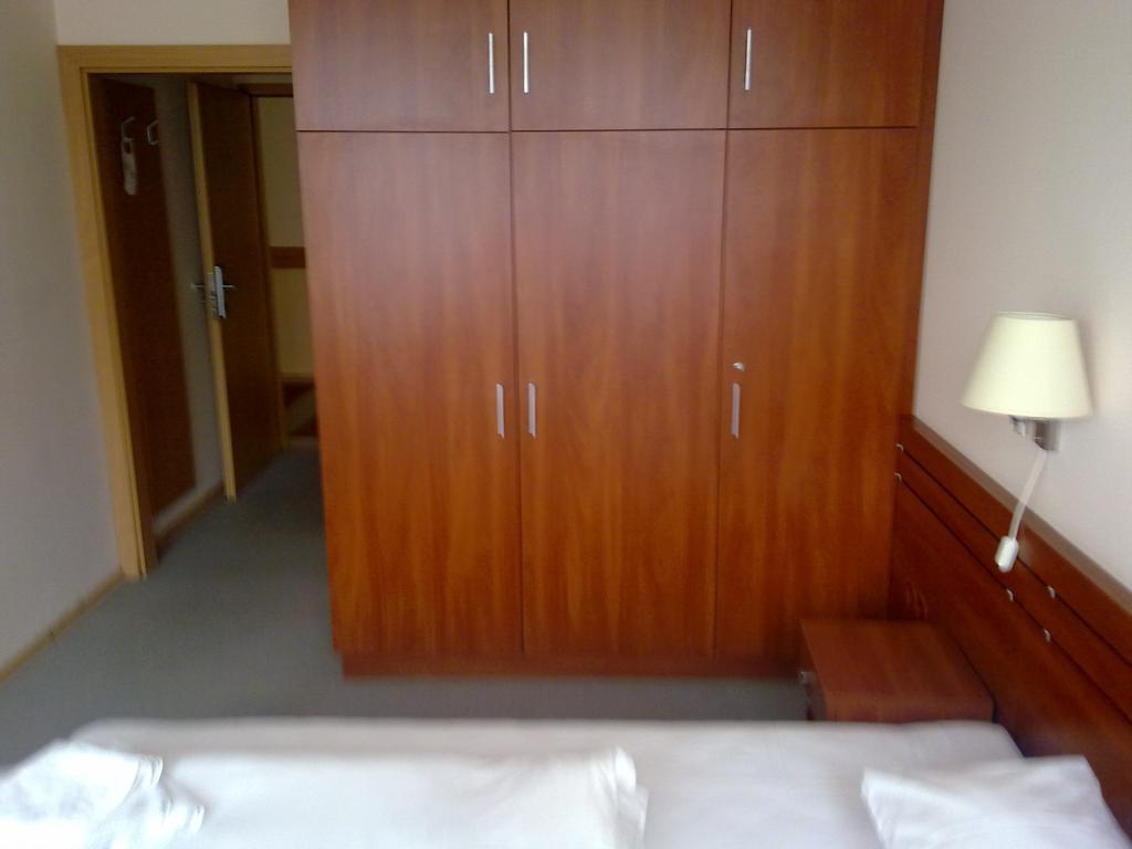 Eszterhazy Karoly Egyetem Hotell Eger Rum bild